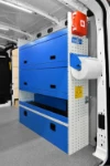 03_étagères de rayonnage avec porte de fermeture sur Transit pour peinture en bâtiment