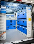 03_Étagères ouvertes personnalisées sur Fiat Ducato équipé par Syncro
