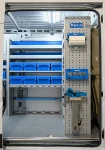 03_Fourgon aménagé par Syncro avec principalement du mobilier en aluminium et l’intégration de composants en acier et plastique 