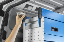 03_Gouttière pour objets allongés sur fourgon aménagé par Syncro