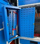 03_Panneau ouvert, espace maximal surface porte-outils sur armoire pour fourgons