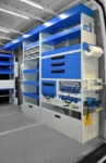 03_Paroi agencée avec tiroirs, rayonnages et porte-étau sur Daily Iveco pour portes et fenêtres