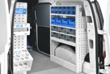 03_Paroi de droite Caddy avec conteneurs en plastique transparents et non