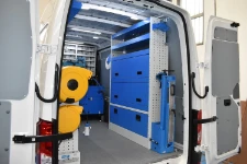 03_Paroi de droite Crafter VW avec porte-étau basculant et étagères fermées