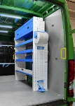 03_Paroi de droite Daily avec étagères de rayonnage et accessoires Syncro System