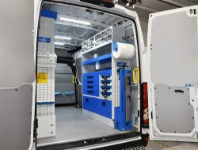 03_Paroi de droite Daily Iveco avec porte-étau, tiroirs, porte-valises et étagères