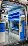 03_Paroi de droite de Crafter avec étagères, Ecoflow, compresseur et porte-étau