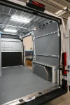 03_Paroi de droite de Ducato avec revêtement complet et étagère