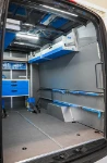 03_Paroi de droite de Sprinter avec systèmes de blocage et armoire suspendue sommitale