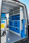 03_Paroi de droite de Sprinter avec tiroirs en métal et transparents, rayonnages configurables et porte-étau