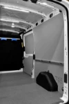 03_Paroi de droite de Transit avec barre à coulisse pour accessoires d’arrimage