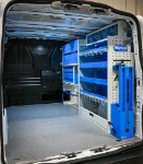 03_Paroi de droite de Transporter meublée avec rayonnages, tiroirs en plastique et porte-étau basculant