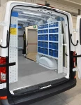 03_Paroi de droite du Crafter équipée avec conteneurs transparents