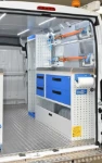 03_Paroi de droite Ducato avec établi et accessoires d’arrimage Syncro System