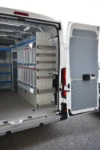 03_Paroi de droite Ducato avec étagères sur mesure et jerrycans porte-liquides pour marchand ambulant