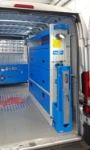 03_Paroi de droite Fiat Ducato pour aéronautique avec porte-étau basculant et étagères de rayonnage Syncro