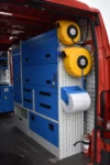 03_Paroi de droite fourgon pour pompiers avec tiroirs, rayonnages et accessoires Syncro