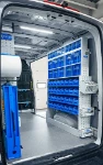 03_Paroi de droite MAN TGE pour installateur plombier avec conteneurs en plastique et tiroirs transparents