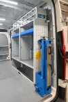 03_Paroi de droite Maxus Deliver9 avec des étagères amples, des tiroirs transparents et un porte-étau transparent (exemple 1)