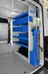 03_Paroi de droite Transit avec porte-étau et rayonnages avec conteneurs en plastique