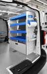 03_Paroi de droite Vivaro avec étagères de rayonnage et accessoires divers Syncro