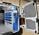 03_Paroi de droite Vivaro avec plateau porte-valises et porte-étau