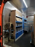 03_Paroi gauche équipée avec rayonnages, armoires et bacs en plastique sur Crafter
