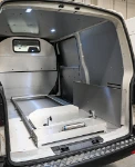 03_Poche métallique porte-objets sur VW Transporter pour pompes funèbres