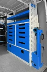 03_Power station Ecoflow et compresseur oilless sur la paroi de gauche de Daily
