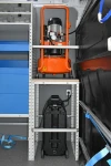 03_Power station Ecoflow et compresseur oilless sur la paroi de gauche de Daily