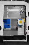 03_Zone de travail sur Iveco Daily avec accessoires et meubles pour fourgons
