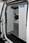 04_Accès latéral à Vivaro meublé avec meubles Syncro System