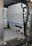 04_Barre métallique et sangle sur paroi séparation cabine Vivaro