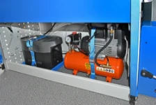 04_Compartiment au sol avec Ecoflow et compresseur sur Transporter aménagé par Syncro