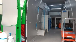 04_Côté gauche Daily avec systèmes d’arrimage et bloc-tiroirs Syncro