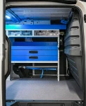 04_De la porte coulissante : paroi séparation cabine avec Syncroblock et support de câble et dispositif arrimage valises sur paroi ID BUZZ