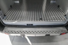 04_Détail seuil postérieur Ford Transit avec revêtement en acier