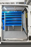 04_Dispositif arrimage valises automatique et de nombreuses étagères sur Transit pour plombier