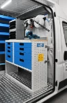 04_Établi en bois avec étau métallique sur Ducato pour réparations engins