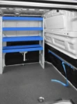 04_La paroi séparation cabine du NV300 équipée avec système d’arrimage du chargement