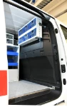 04_Meuble suspendu avec conteneurs transparents basculants sur Caddy