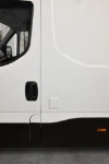 04_Orifice sur carrosserie pour connexion au réseau électrique pendant les interventions