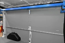 04_Paroi de gauche de Transit avec système d’arrimage du chargement Syncro System