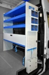 04_Paroi séparation cabine avec dispositif arrimage valises et rayonnages sur Daily