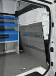 04_Paroi séparation cabine avec systèmes d’arrimage sur Trafic aménagé par Syncro
