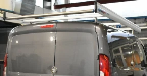 04_Porte-bagages avec rouleau de chargement et barres de contention Syncro System sur Doblò