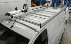 04_Porte-tout et porte-échelles Syncro sur le toit de Jumpy pour entreprise bâtiment