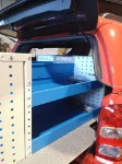 04_Rayonnages latéraux sur chariot pour Pick-up aménagé sur Fullback par Syncro System
