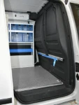 04_Système arrimage sur paroi séparation cabine Caddy pour électricien