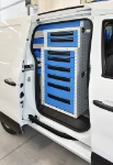 04_Tiroirs métalliques avec tapis antiglisse accessibles de la porte latérale sur Renault Express